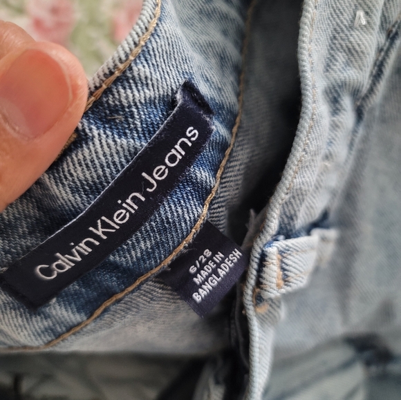 Calvin Klein 28 - Picture 5 of 6